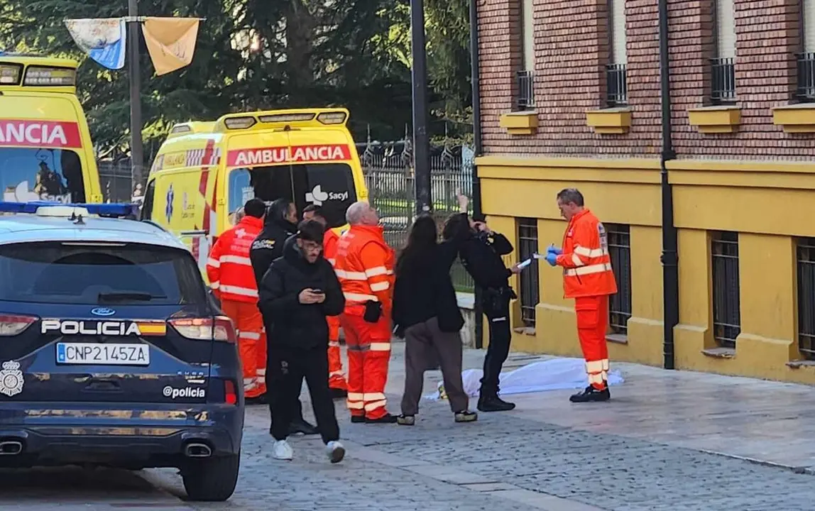 Imagen del lugar del suceso, con efectivos de Polic&iacute;a Nacional y Emergencias Sacyl.