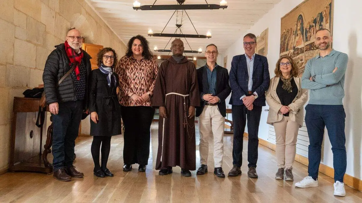 Izda. a dcha.: Pedro Tard&oacute;n, presidente de la Asociaci&oacute;n Solidaridad con Ben&iacute;n; Maite Robles, delegada Manos Unidas en Le&oacute;n; Vera L&oacute;pez, concejala de Juventud y Bienestar Social del Ayuntamiento de Le&oacute;n; Auguste Agounkp&eacute;; Antonio Blanco, director Fundaci&oacute;n Alimerka; Juan Antonio Orozco, gerente territorial de Servicios Sociales de la Junta de Castilla y Le&oacute;n; Eva Alonso, directora de la unidad de intervenci&oacute;n educativa de Servicios Sociales de Le&oacute;n y Pedro Lechuga, decano del colegio de periodistas de Castilla y Le&oacute;n. Foto: Fundaci&oacute;n Alimerka
