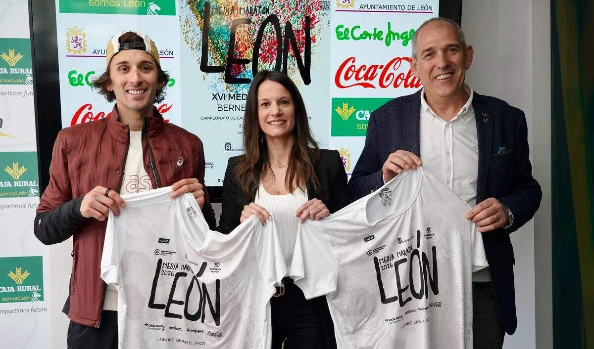 Acto de presentaci&oacute;n de la camiseta oficial de la camiseta oficial de la XVI Media Marat&oacute;n de Le&oacute;n. Foto: Campillo.