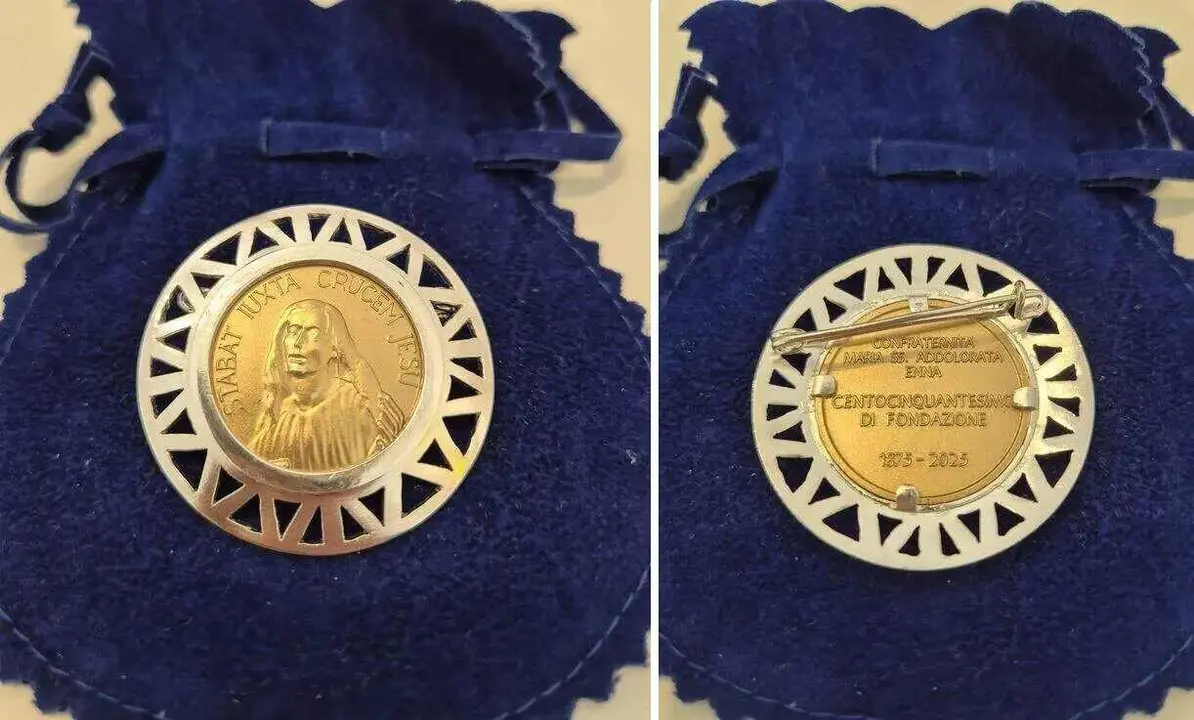 Medalla con la efigie de Maria Addolorata regalada en Roma a la Cofrad&iacute;a del Dulce Nombre de Jes&uacute;s Nazareno y que formar&aacute; parte del ajuar de la Nuestra Madre Dolorosa. Foto: JHS