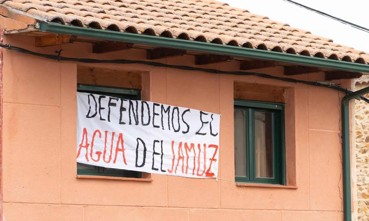 9/7/2024. Pancarta en contra de la planta embotelladora proyectada en Quintanilla de Fl&oacute;rez.