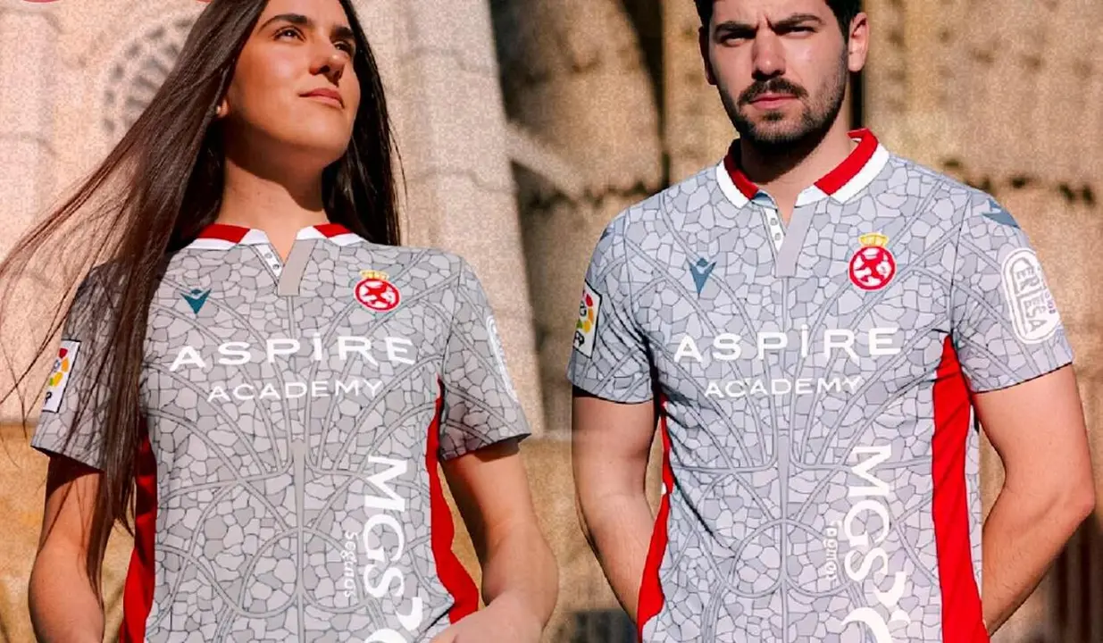 La Cultural y Deportiva Leonesa ha desvelado la camiseta con la que disputar&aacute; la Jornada Retro de LaLiga Hypermotion, prevista para el fin de semana del 11 y 12 de abril ante el Granada CF.