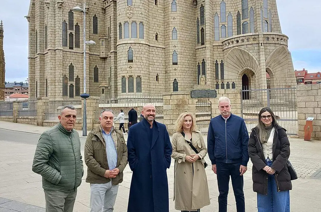El vicesecretario nacional de Educaci&oacute;n e Igualdad del PP, Jaime de los Santos, visita el Palacio Episcopal de Astorga