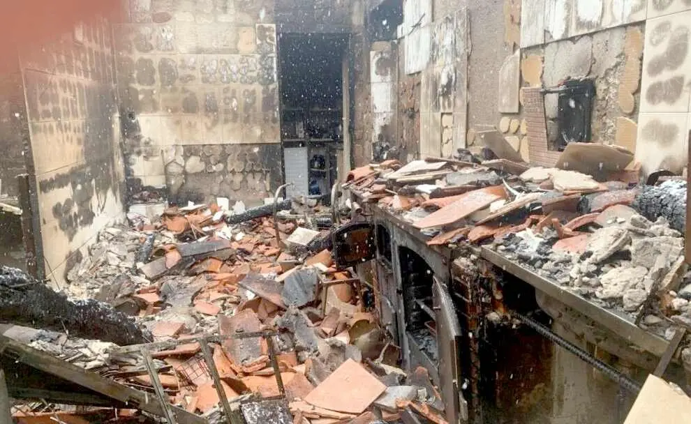 Imagen de la vivienda quemada y cuyos propietarios se sienten abandonados por el alcalde de la localidad.