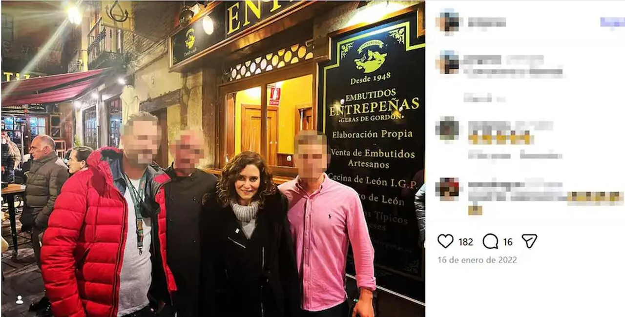 Imagen de redes sociales recuperada por el diario El Pa&iacute;s, con Ayuso en el casco hist&oacute;rico de Le&oacute;n.