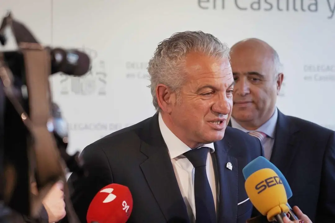 El delegado del Gobierno en Castilla y Le&oacute;n, Nicanor Sen; la directora General de MUFACE, Myriam Pallar&eacute;s, junto a la presidenta del Consejo de Colegios Farmac&eacute;uticos Profesionales de Castilla y Le&oacute;n, Mar&iacute;a Engracia P&eacute;rez, y el presidente del Colegio Oficial de M&eacute;dicos y presidente del Consejo Auton&oacute;mico de Colegios, Jos&eacute; Luis D&iacute;az, presentan el lanzamiento de SIREM, la Receta Electr&oacute;nica Concertada de MUFACE, en Castilla y Le&oacute;n.