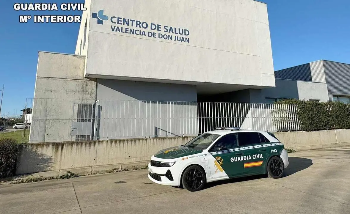 Efectivos de la Guardia Civil, junto al centro m&eacute;dico de Valencia don Juan.