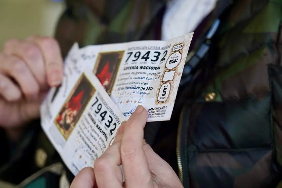 Los agraciados con el Gordo de la Loter&iacute;a de Navidad de Villaman&iacute;n acuden a cobrar el premio&nbsp;