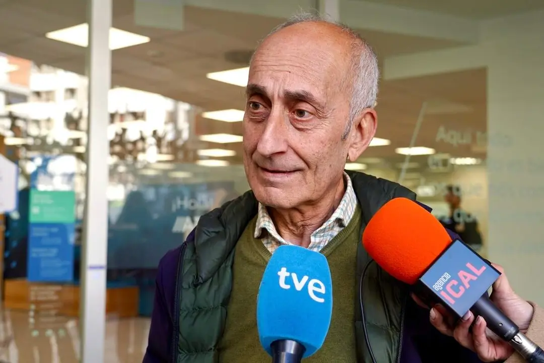 Los agraciados con el Gordo de la Loter&iacute;a de Navidad de Villaman&iacute;n acuden a cobrar el premio a las oficinas de Abanca.