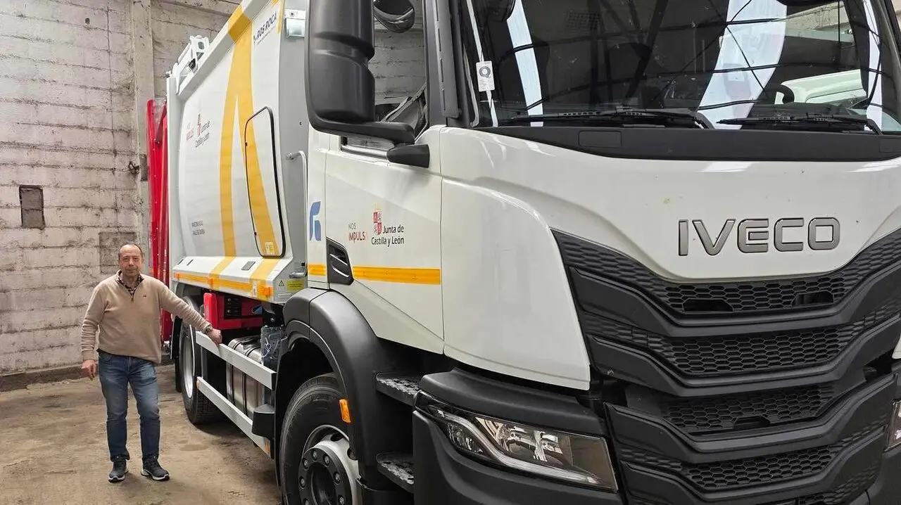 Santiago Castelao con el nuevo cami&oacute;n comprado para la Mancomunidad 1