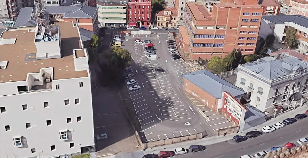 Imagen del estacionamiento de Santa Nonia, pendiente de una soluci&oacute;n urban&iacute;stica desde hace d&eacute;cadas.