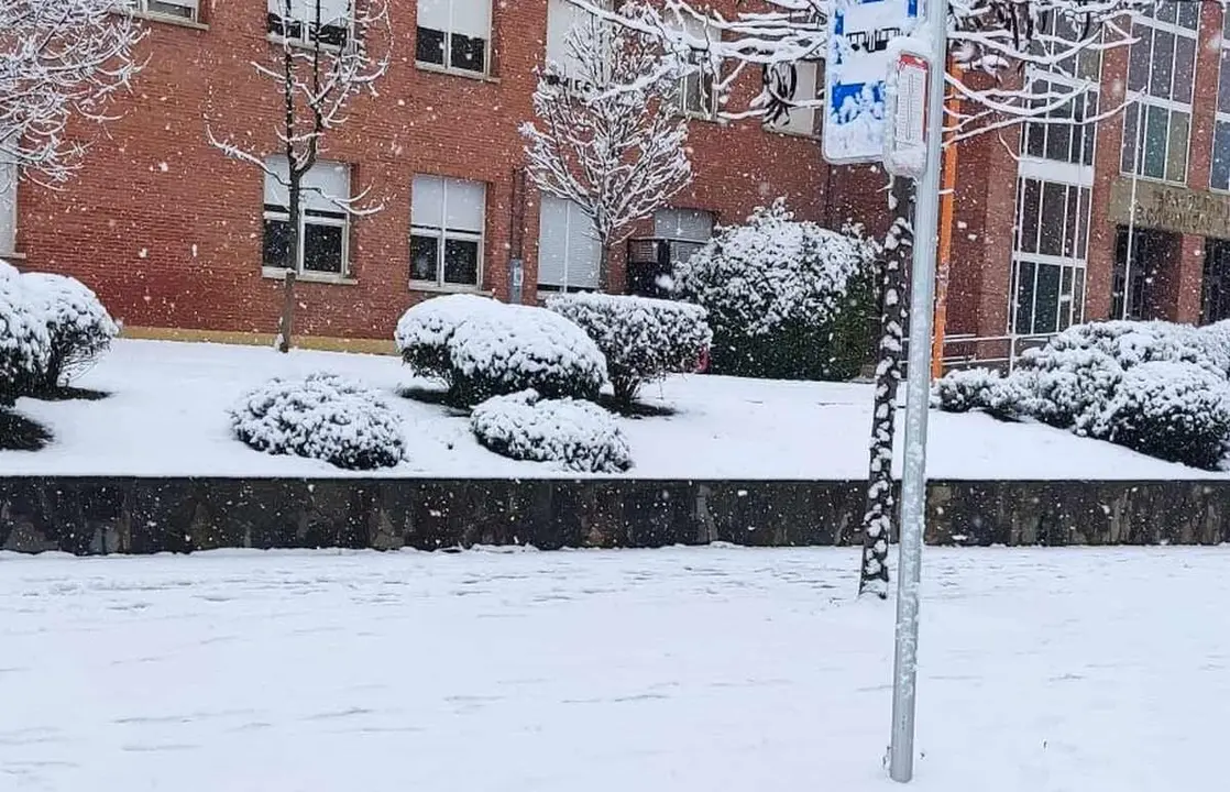 UPL remarca la necesidad de nuevas marquesinas en paradas como las de la imagen, bajo la adversa climatolog&iacute;a de este mismo a&ntilde;o. Foto: UPL