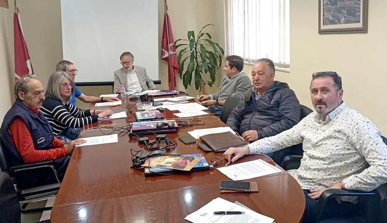 Concejales de La Ercina, durante el pleno en el que se vot&oacute; la moci&oacute;n.