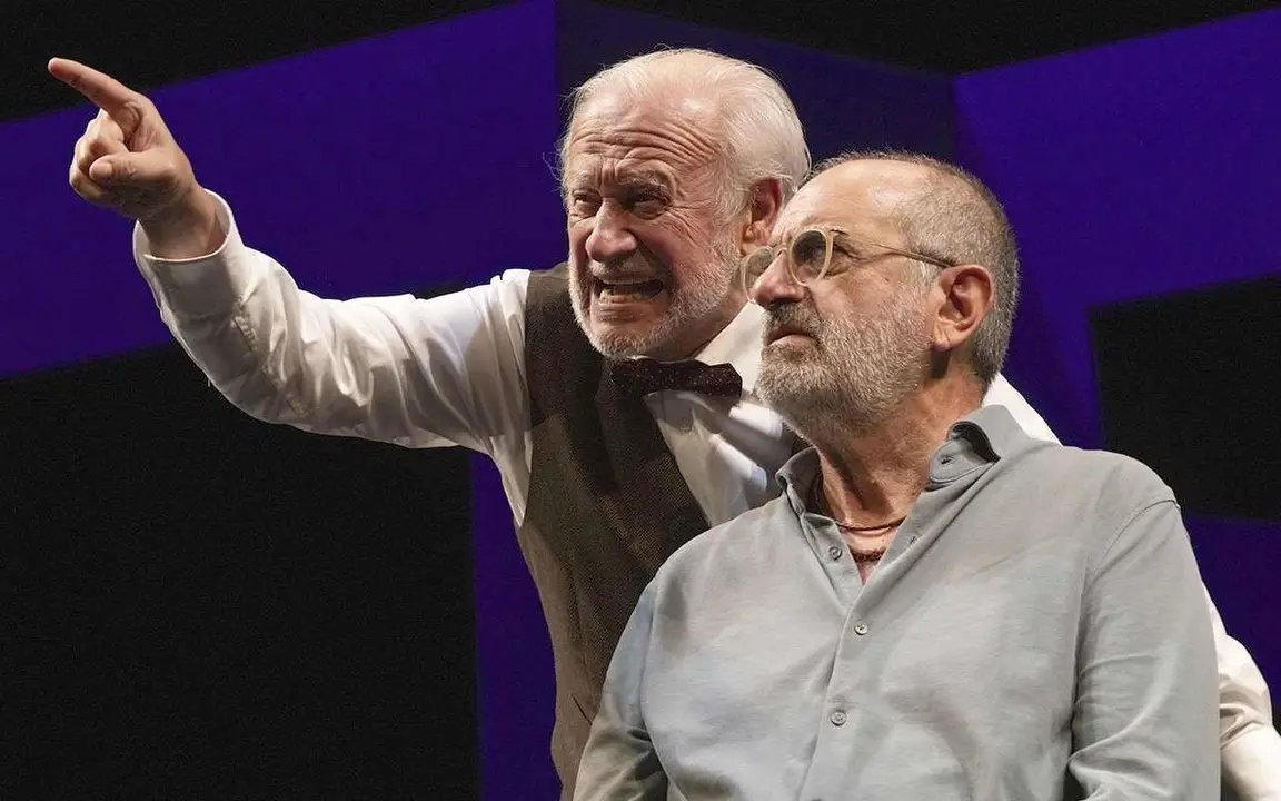 Los dos protagonistas, en un instante de la obra.