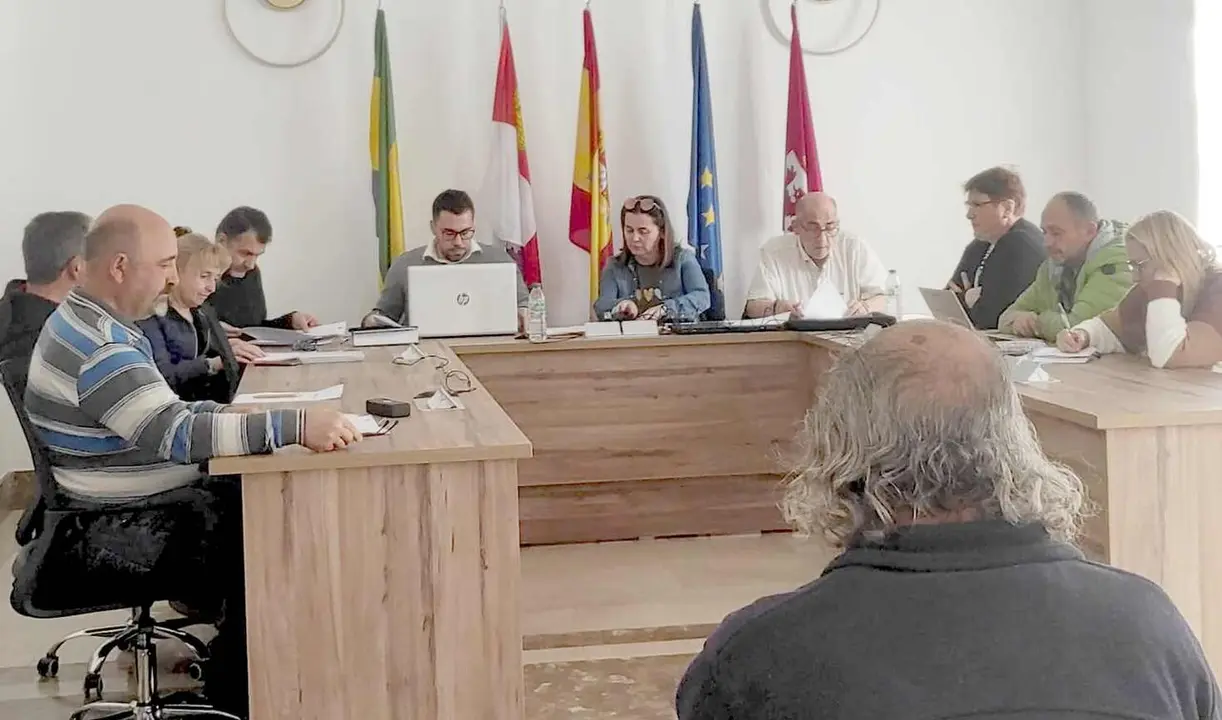 Un instante del pleno celebrado en el Ayuntamiento de Benavides de &Oacute;rbigo.