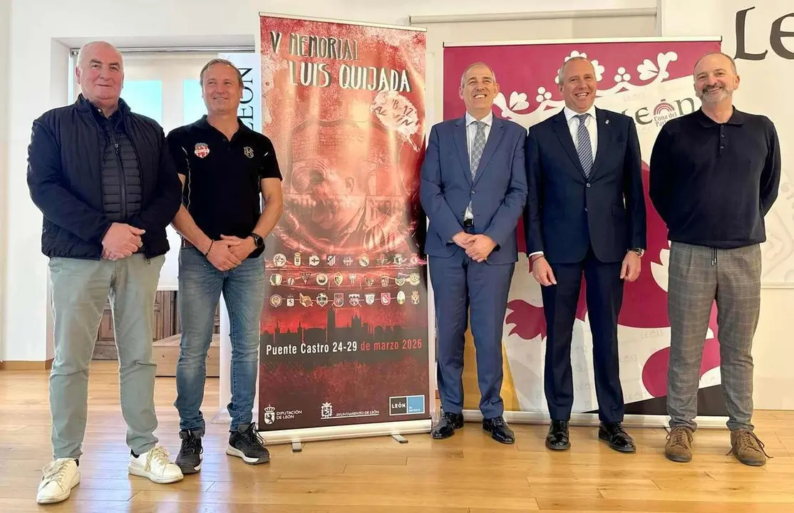 Autoridades y organizadores, en la presentaci&oacute;n del Memorial Quijada.