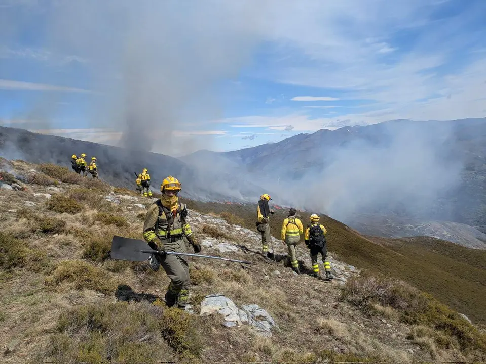 Efectivos de la BRIF de Tabuyo desplegados este s&aacute;bado en el incendio de Lomba. Foto: Brif Tabuyo.
