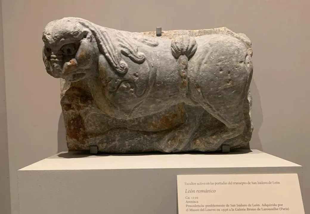 El 'leon rom&aacute;nico' de San Isidoro, propiedad del Louvre, en su ubicaci&oacute;n temporal en la exposici&oacute;n 'Reina Ella' del Museo de Le&oacute;n. Foto: A.F.R.