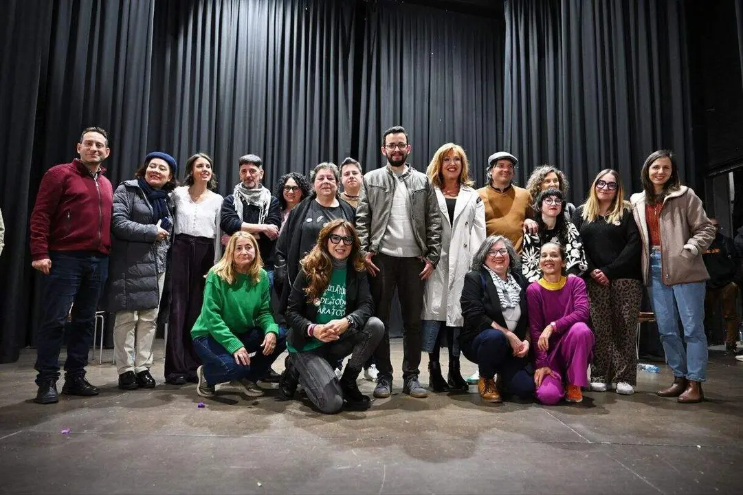 Llamas (centro) junto a miembros de la candidatura de Podemos este 15M y las dirigentes nacionales Ione Belarra e Irene Montero, entre otras.