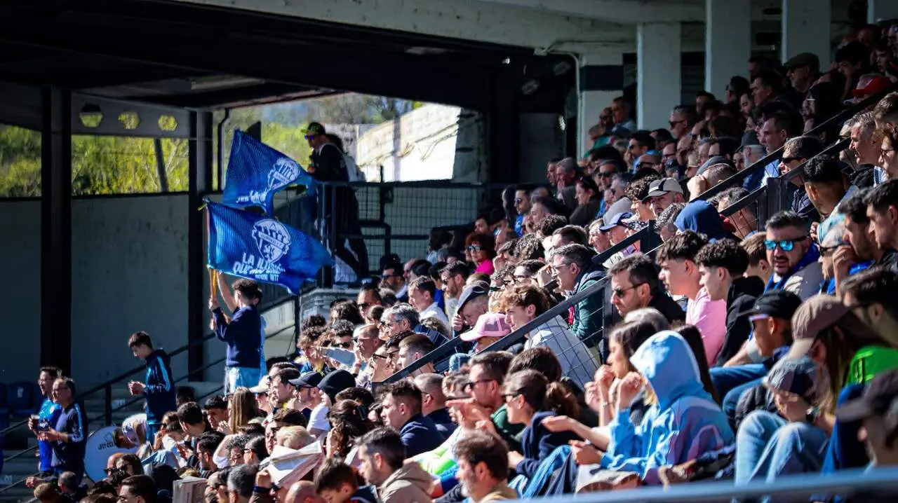 Aficionados de la Deportiva en El Toral&iacute;n durante un partido.
