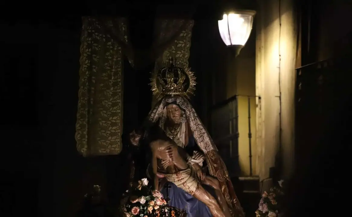 Una l&aacute;mpara led alumbra el paso de la Virgen del Mercado el pasado viernes. Foto: Isaac Llamazares