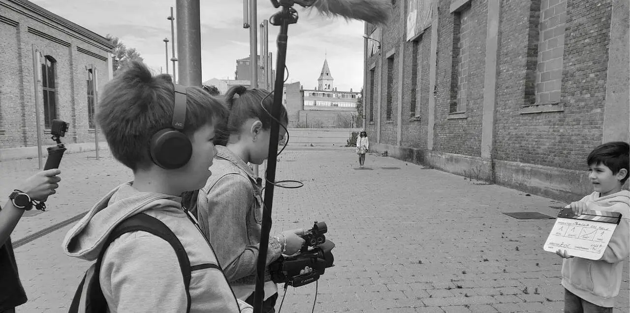 Imagen parcial del cartel del taller de iniciaci&oacute;n al cine