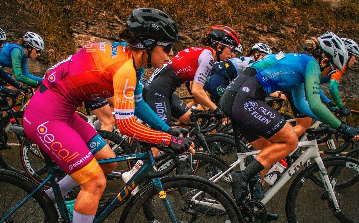 El equipo Eneicat - Be Call complet&oacute; una destacada actuaci&oacute;n en la prueba por etapas disputada en Markina. Foto: Eneicat.