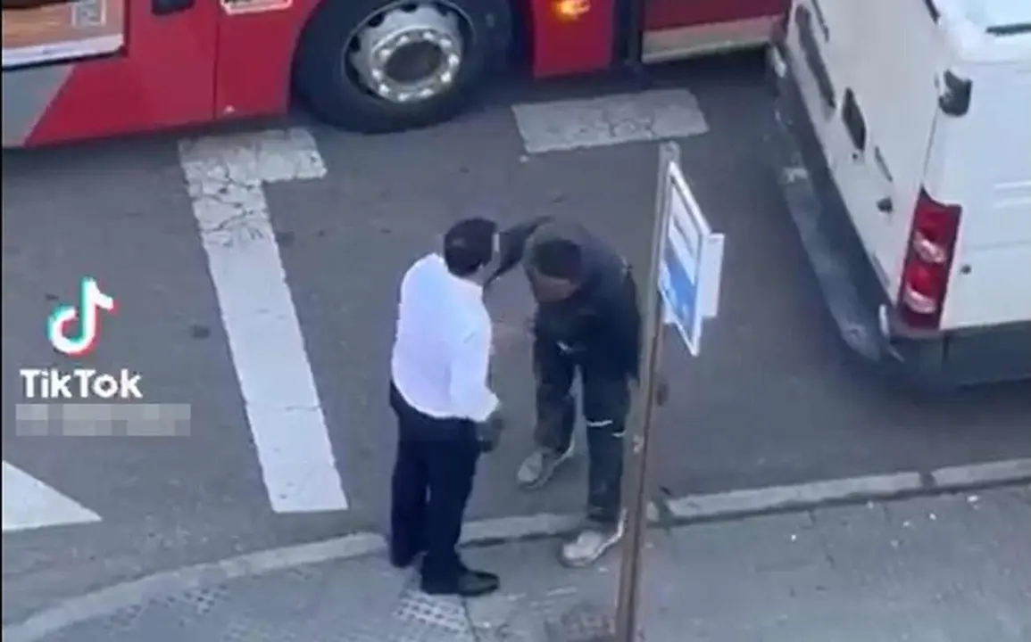 Imagen del conductor del bus urbano (de blanco) en el momento de la agresi&oacute;n.