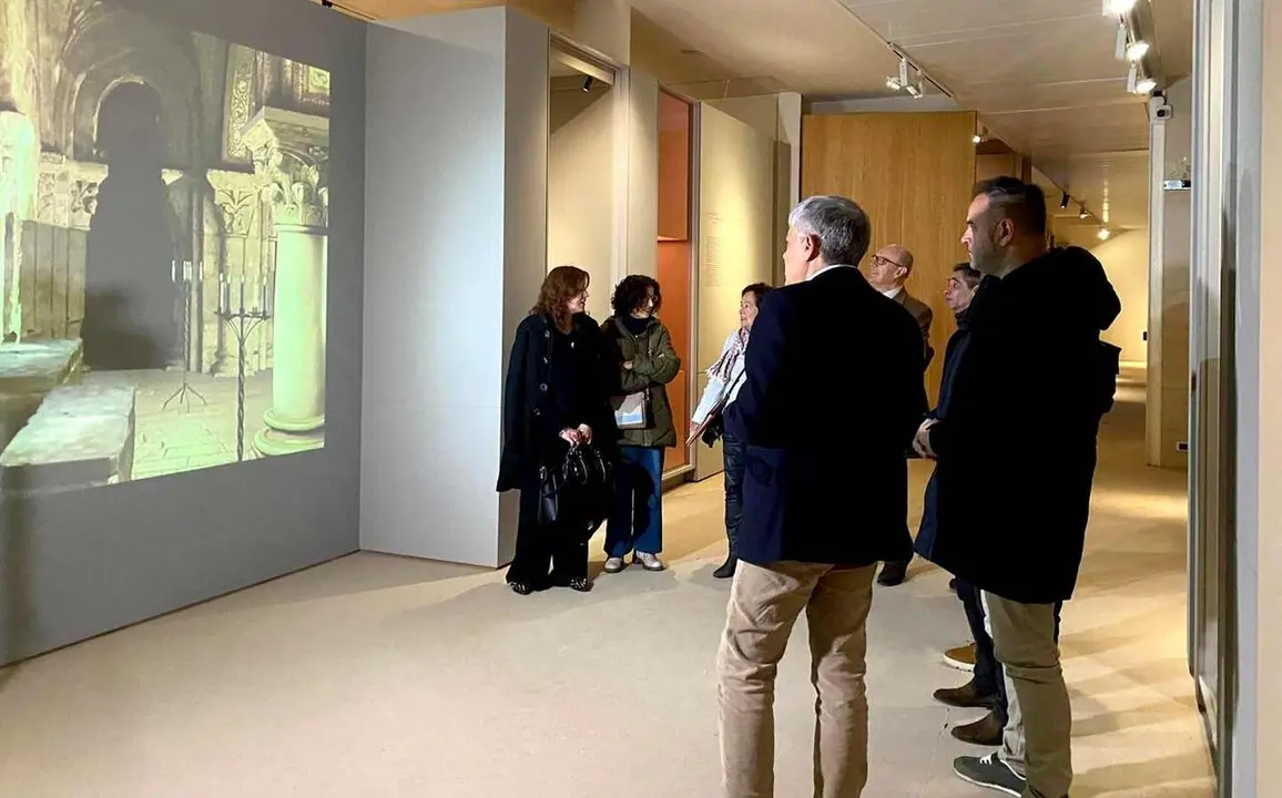 Imagen de la Comisi&oacute;n de Patrimonio en la antesala de la reuni&oacute;n en el Museo de Le&oacute;n.