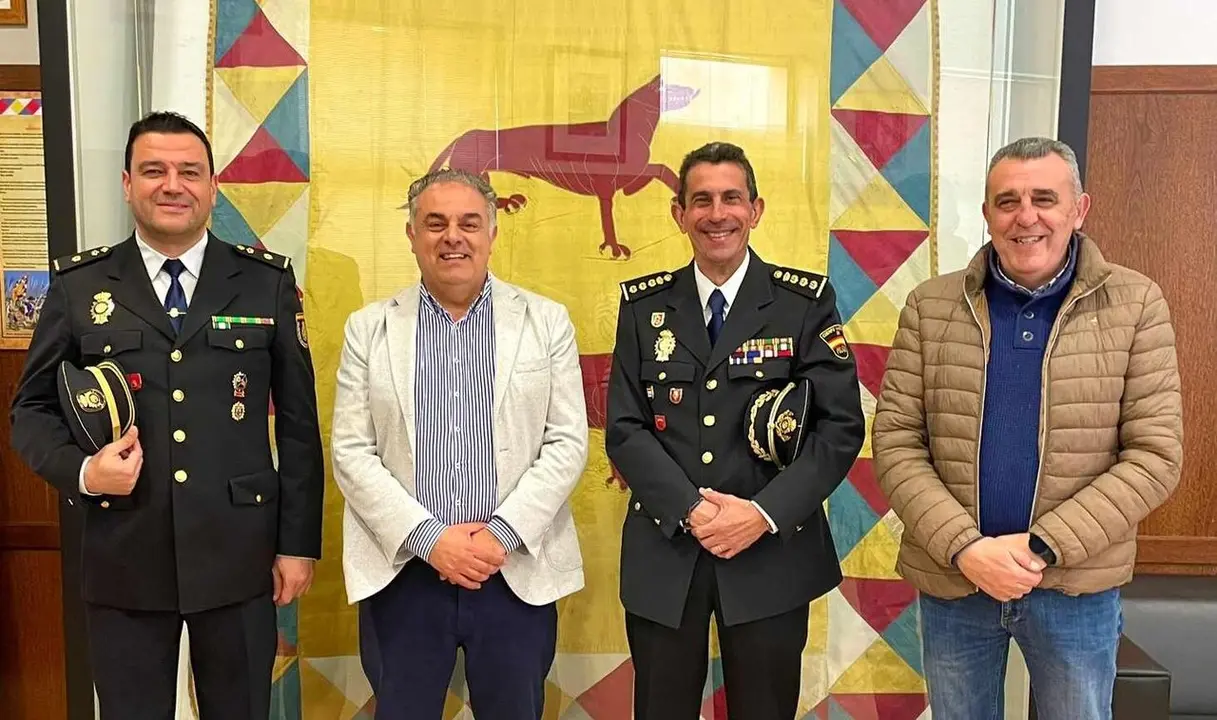 El alcalde de Astorga recibe al nuevo responsable de la Polic&iacute;a Nacional en la capital maragata.