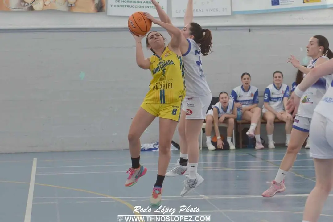 Un instante del encuentro disputado por el equipo berciano. Foto: Rodo L&oacute;pez