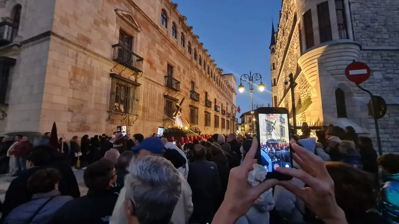 El Lunes Santo leon&eacute;s conjuga historia, fe y recogimiento en sus calles