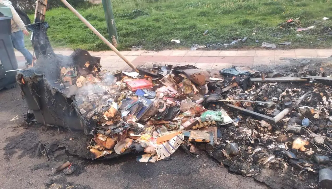 Imagen de uno de los contenedores quemados durante la pasada madrugada.
