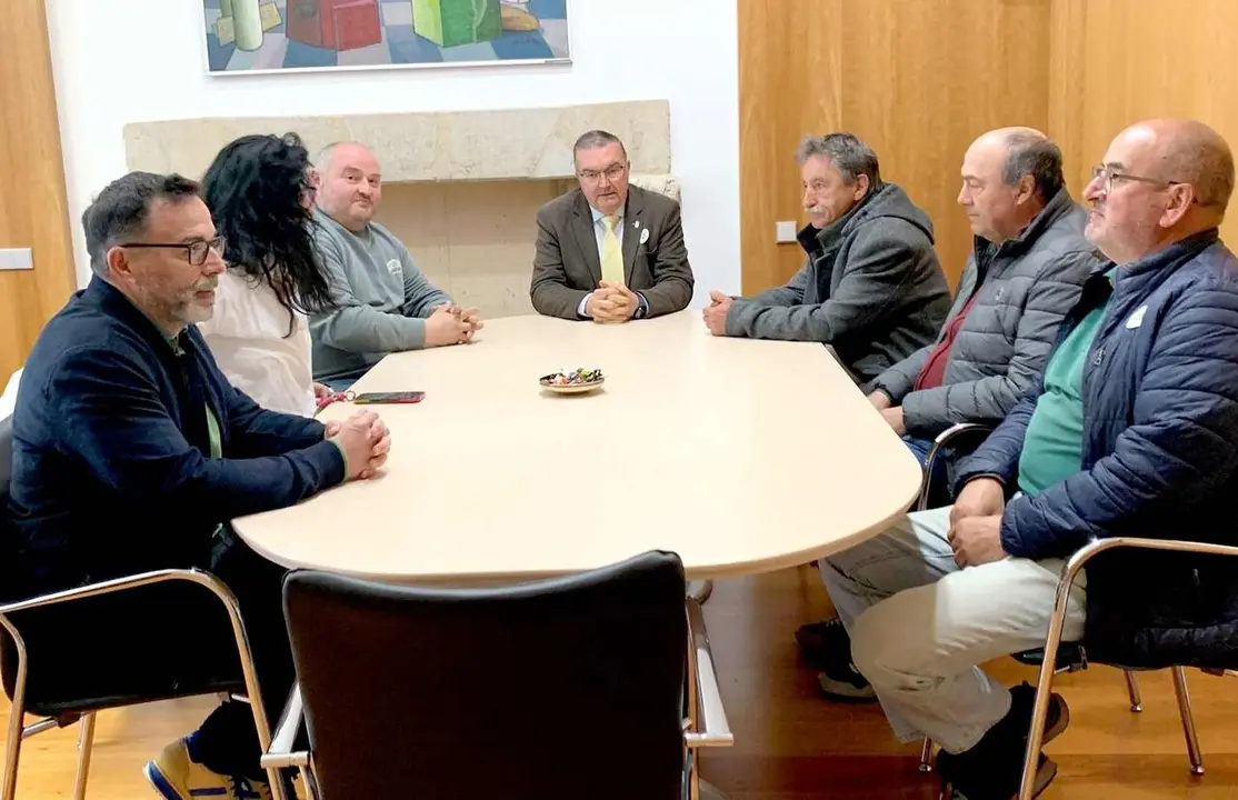 Un instante de reuni&oacute;n mantenida con representantes de los Ayuntamientos afectados por el vial.