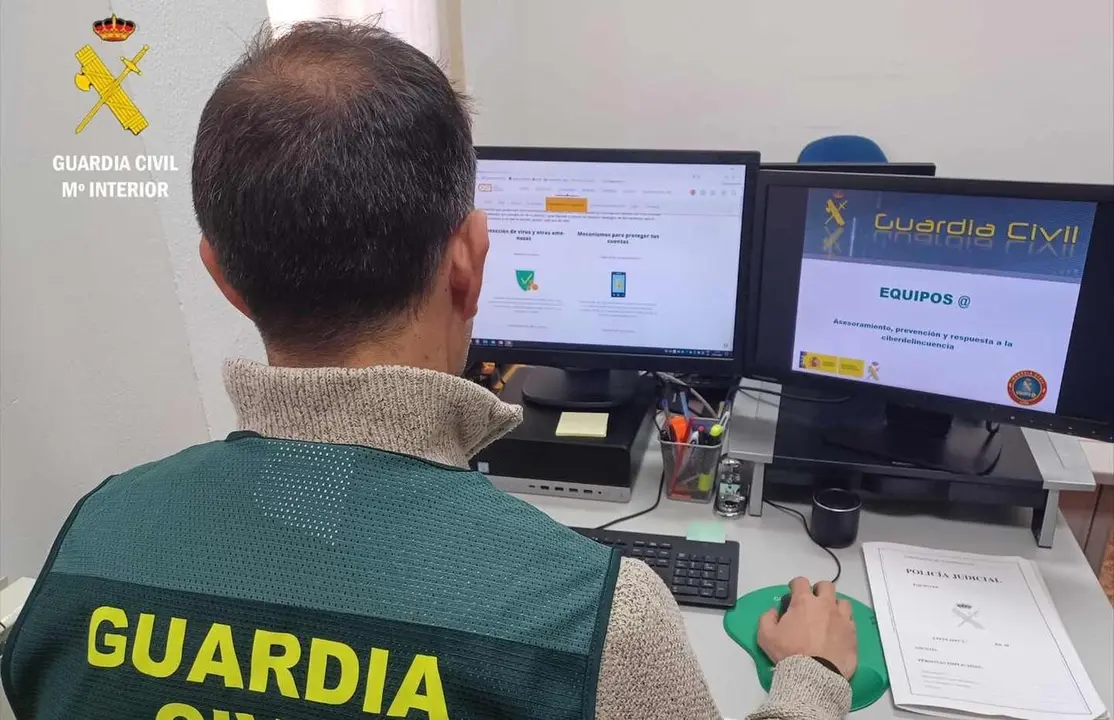 Efectivos de la Guardia Civil durante una investigaci&oacute;n.