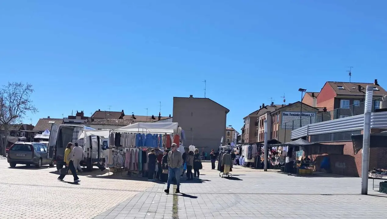 Imagen del popular mercadillo de Trobajo del Camino.