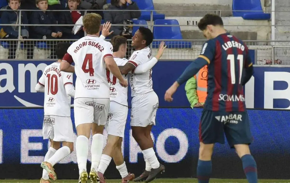 Tresaco celebra su gol en el Alcoraz.
