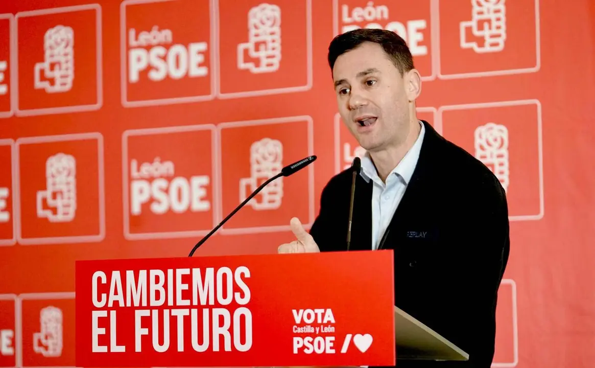 Javier Cend&oacute;n, durante un mitin de campa&ntilde;a del PSOE en las elecciones auton&oacute;micas; el secretario general acusa a Diez por no participar en la campa&ntilde;a.