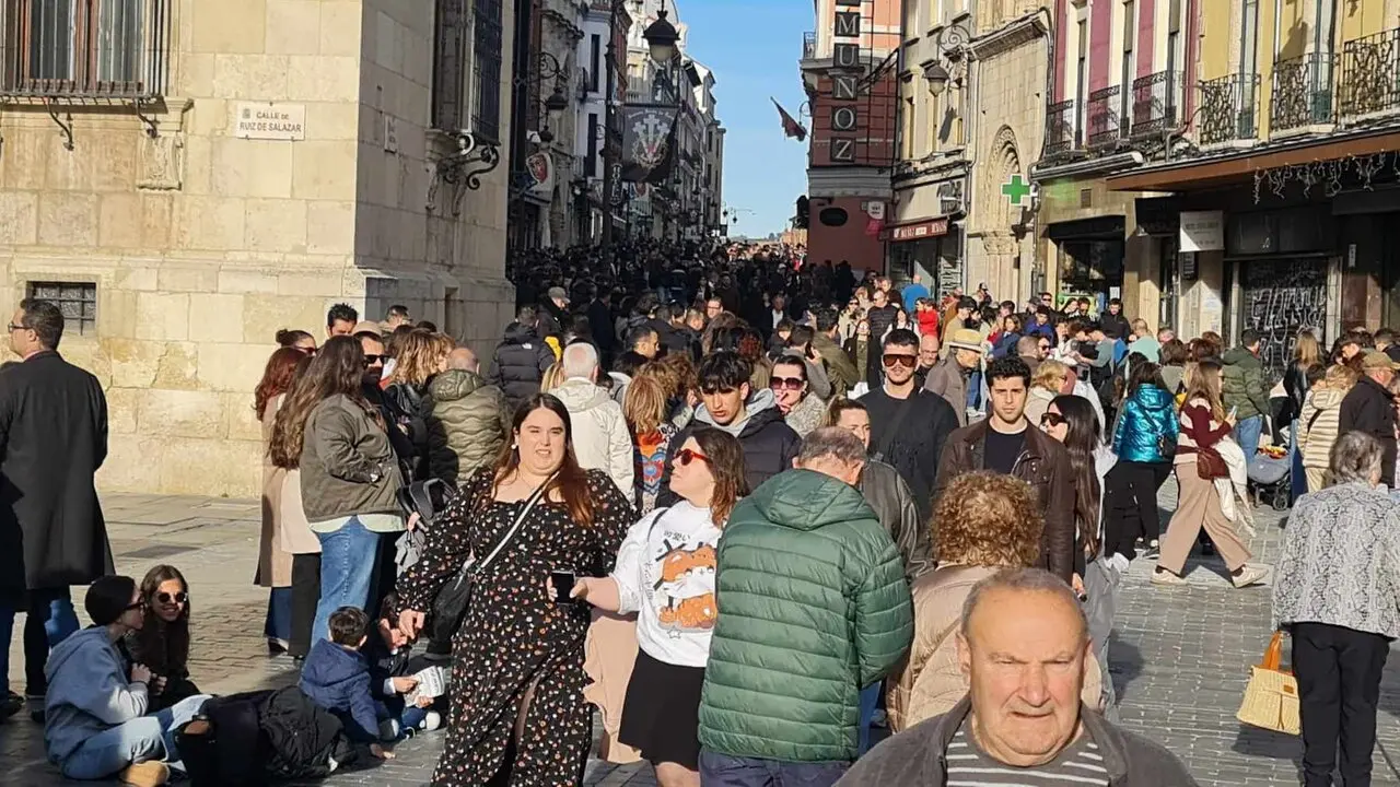 Turistas y leoneses abarrotan la Calle Ancha durante los d&iacute;as grandes de la Semana Santa.