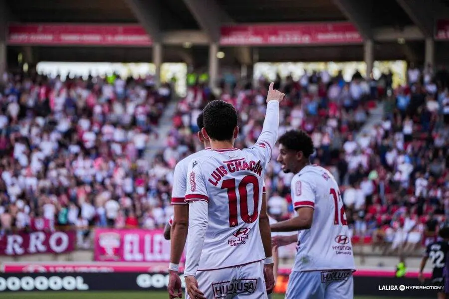 Luis Chac&oacute;n celebra su gol con la grada en el Reino.