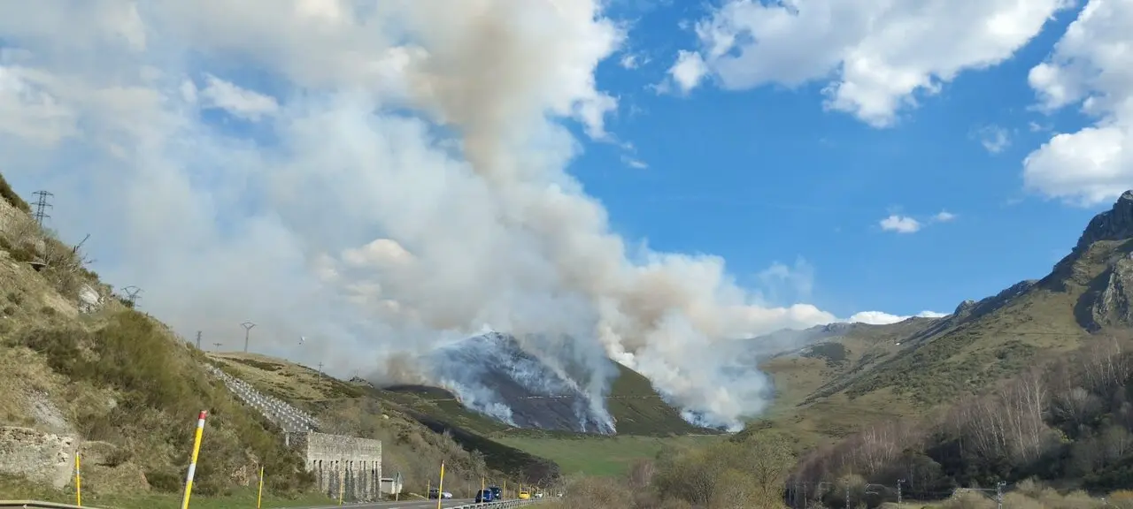 Medios a&eacute;reos y terrestres trabajan en la extinci&oacute;n de un incendio en Busdongo de Arb&aacute;s.