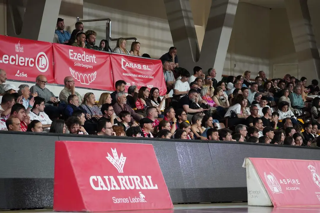 Cerca de 2.000 espectadores se dieron cita para presenciar el encuentro en el Palacio de los Deportes.