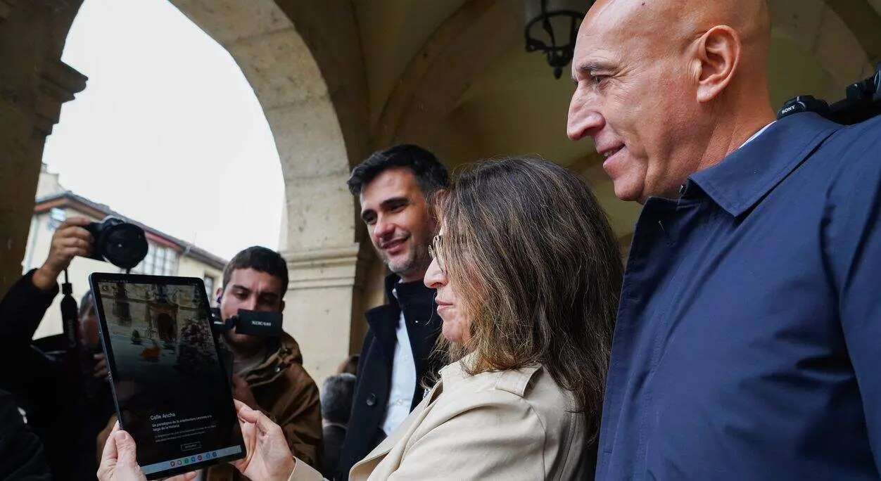 El alcalde de Le&oacute;n, Jos&eacute; Antonio Diez, presenta una iniciativa desarrollada en colaboraci&oacute;n con Orange. Junto a &eacute;l, la directora general de Regulaci&oacute;n, Asuntos P&uacute;blicos y Sostenibilidad de Orange, Luz Usamentiaga y el director de Negocio de Ericsson Espa&ntilde;a, Enrique Garc&iacute;a