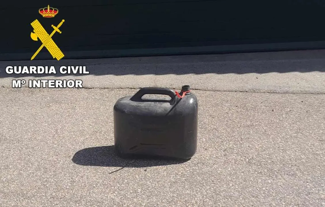 Imagen de la garrafa en la que el detenido llev&oacute; la gasolina a la puerta del bar.