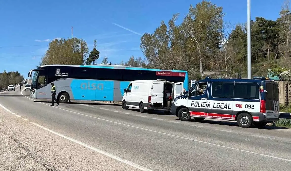 Imagen del autob&uacute;s bloqueado en el centro de la calzada.
