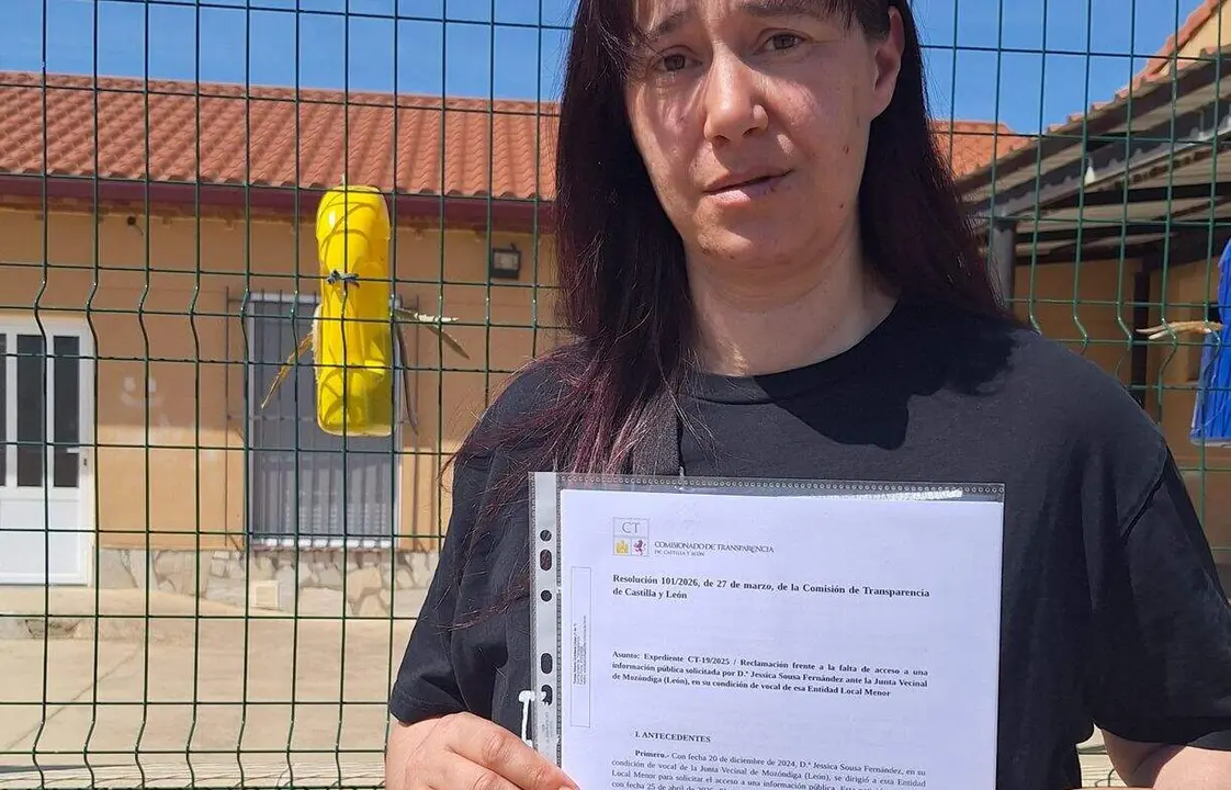 La edil de IU Jessica Sousa en Moz&oacute;ndiga con la resoluci&oacute;n de la Comisi&oacute;n de Transparencia. Foto: IU.