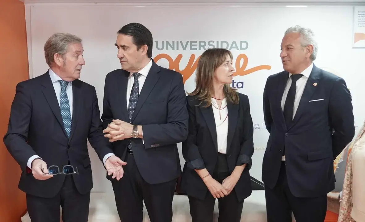 El consejero de Medio Ambiente, Vivienda y Ordenaci&oacute;n del Territorio, Juan Carlos Su&aacute;rez-Qui&ntilde;ones, y el delegado del Gobierno en Castilla y Le&oacute;n, Nicanor Sen, asisten a las jornadas de 'Universidad Pyme en ruta'.