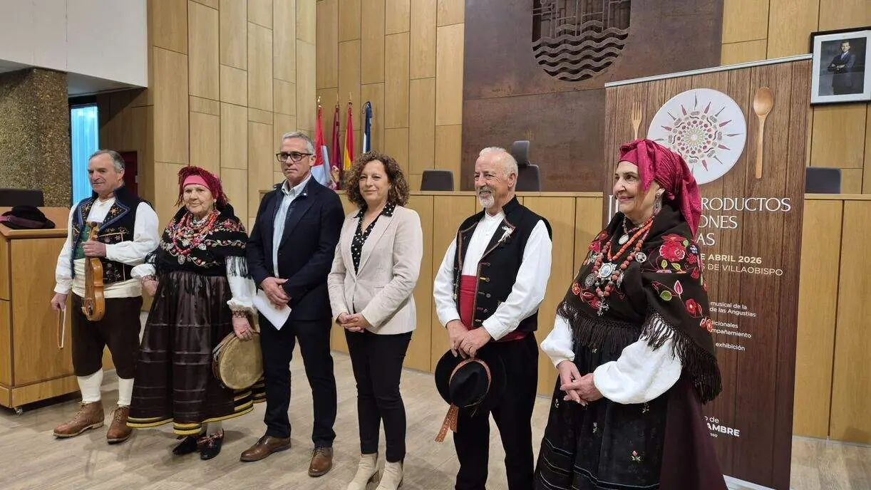 El alcalde y la edil de cultra leonesa durante la presentaci&oacute;n de la III Feria de Prodyctos y Tradicionales Leonesas de Villaquilambre.
