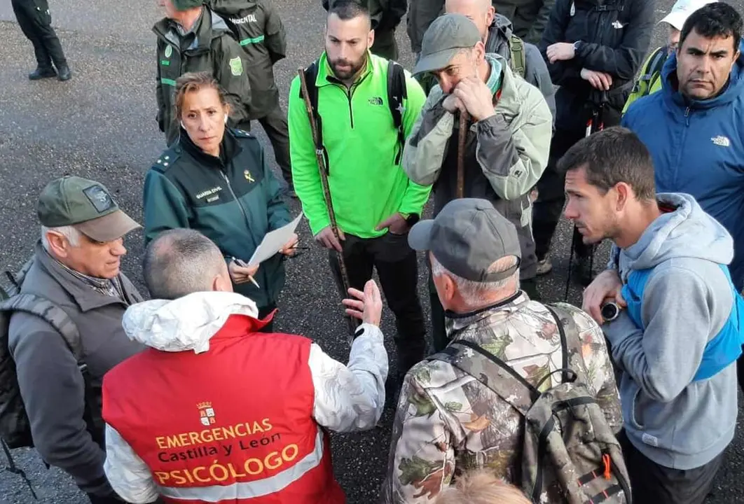 Imagen de los equipos de b&uacute;squeda en la zona.