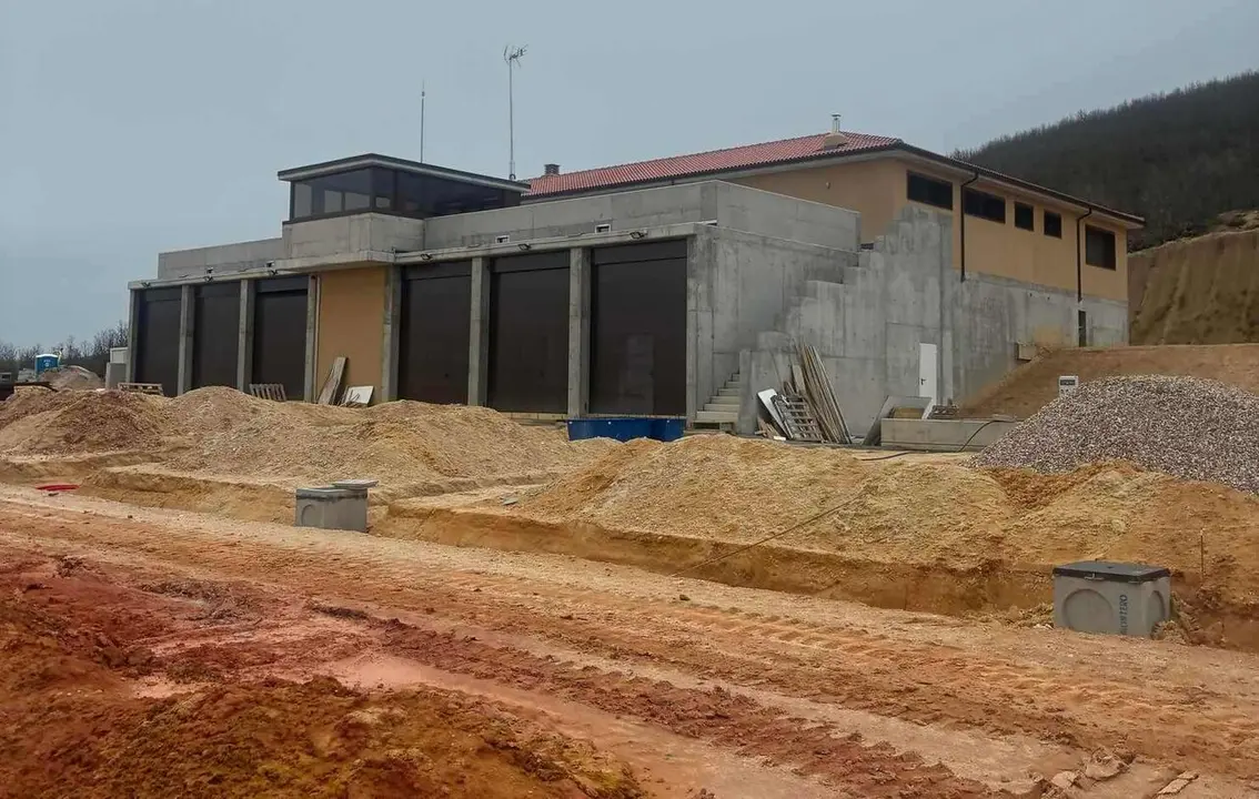 Obras en la base de helic&oacute;pteros contra incendios proyectada en Oterico, en la provincia de Le&oacute;n.